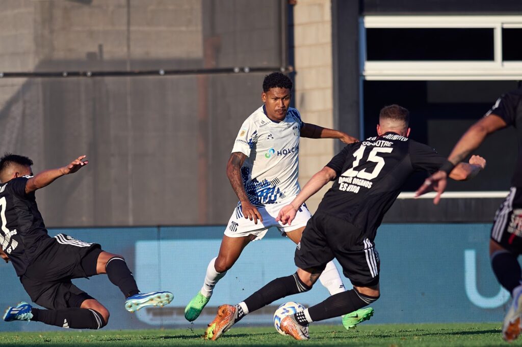 Rick-Lima-Morais-vs-Riestra-Apertura-2025-1024x682